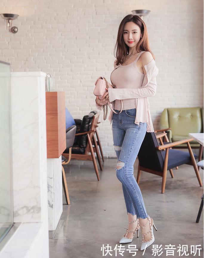 街拍：这位小姐姐光艳逼人，身材凸的好令人怦然心动 你觉得呢