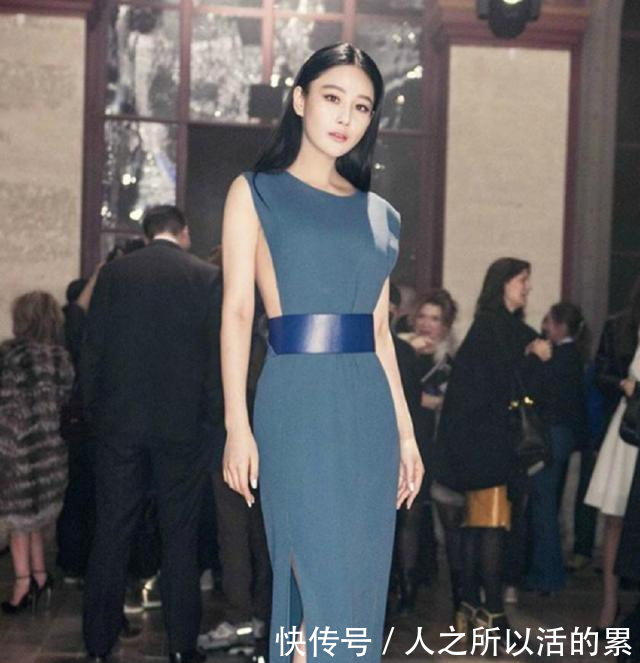 张馨予真敢穿，裙子短到坐下都尽显尴尬，网友还不是为了秀腿！