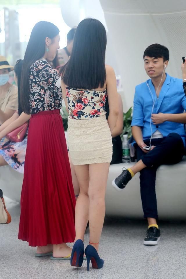 街拍-包臀白短裙荷叶边，超细尖头黑高跟鞋，黑白经典熟妇