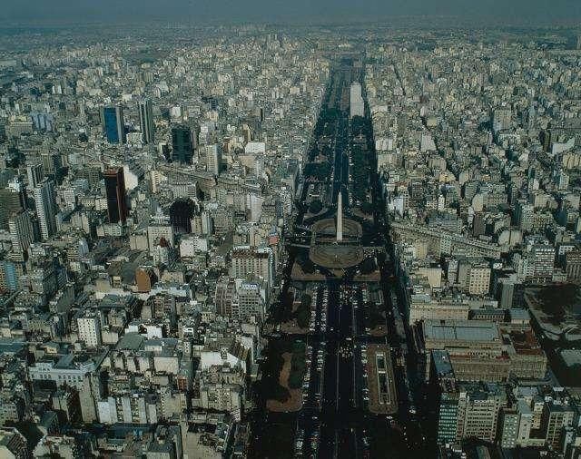 全球最宽的马路:18个车道,148米宽,却依然堵车很严重