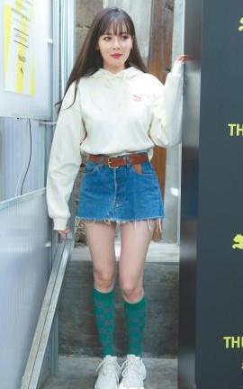 金泫雅的短裙只有巴掌宽，难怪站着都尴尬，网友：一般人可不敢穿