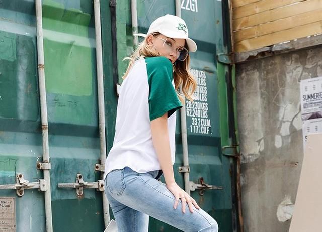 清新甜美的牛仔裤美女，凸显风韵身姿，忒漂亮