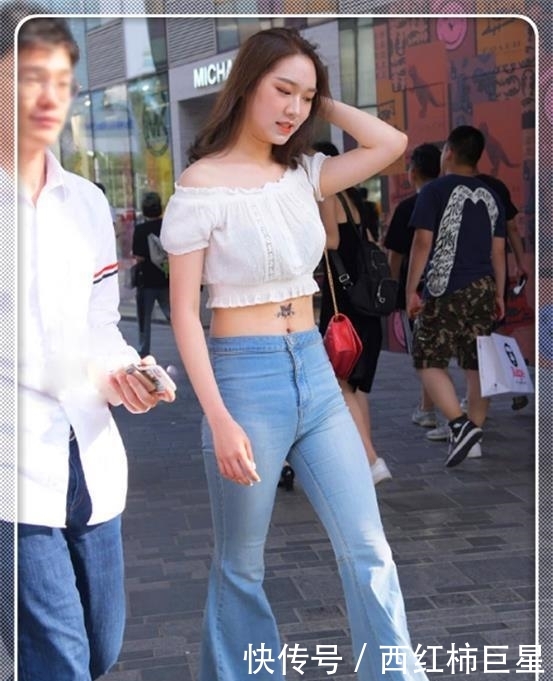  「美女」街拍：美女溜肩衫搭配喇叭裤，和男友站在一起，比他还要酷