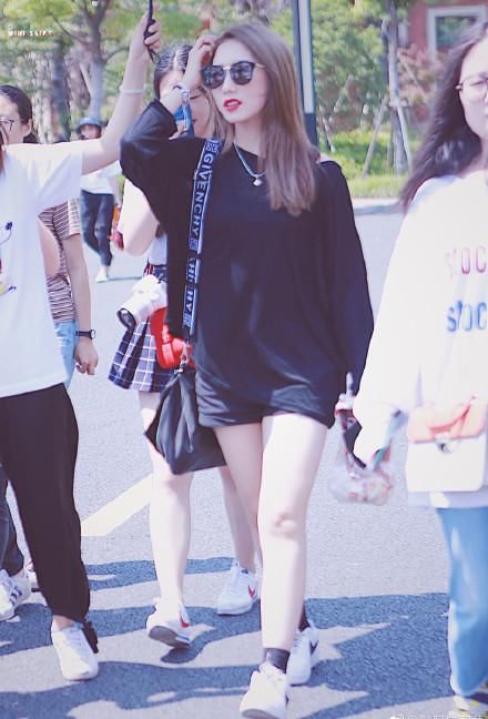 164孟美岐和168杨超越秀美腿，网友：大长腿和小短腿的差距！