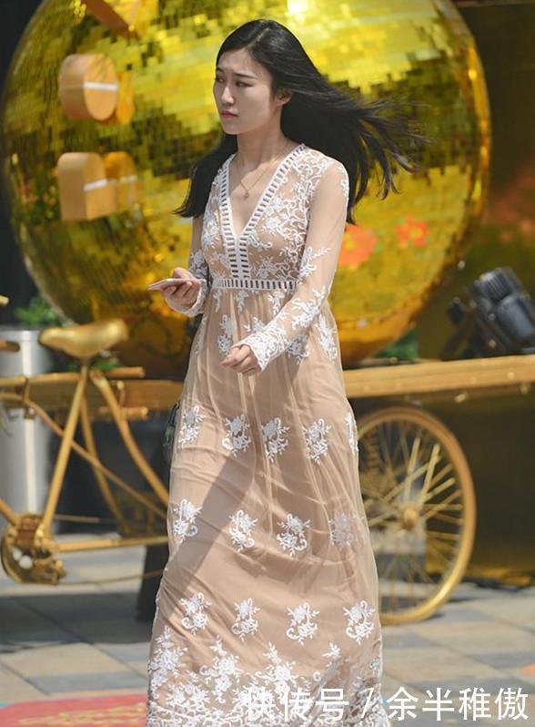 『 优美』个个尽显婀娜身材、优美曲线，街拍：一袭修身裙的女子