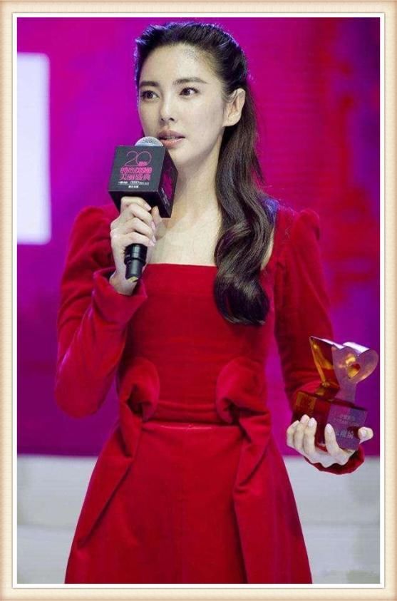 看了张雨绮穿小红裙，再看看大S，真心想问汪小菲一句：后悔不？