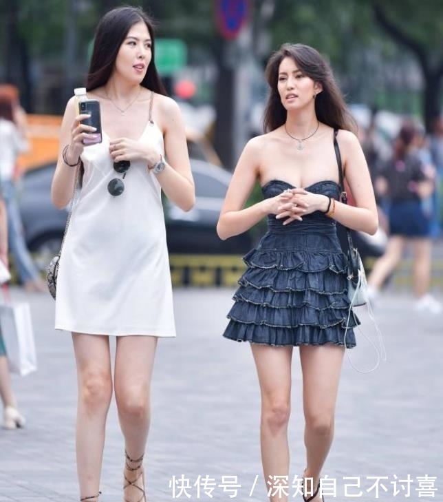 『气质』美女街拍穿搭靓丽的小姐姐,气质紧身裙,彰显出曼妙身材