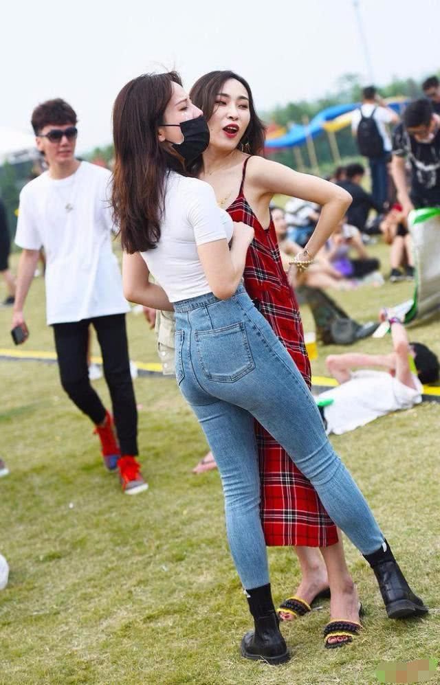 天气晚来秋,那些修身的牛仔裤确实给秋天平添了许多精彩之处!