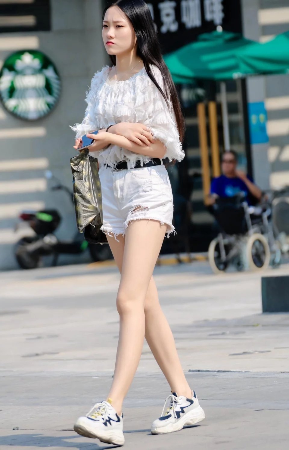 时尚街拍：热裤美腿小巧玲珑的妹子一身白色搭配！