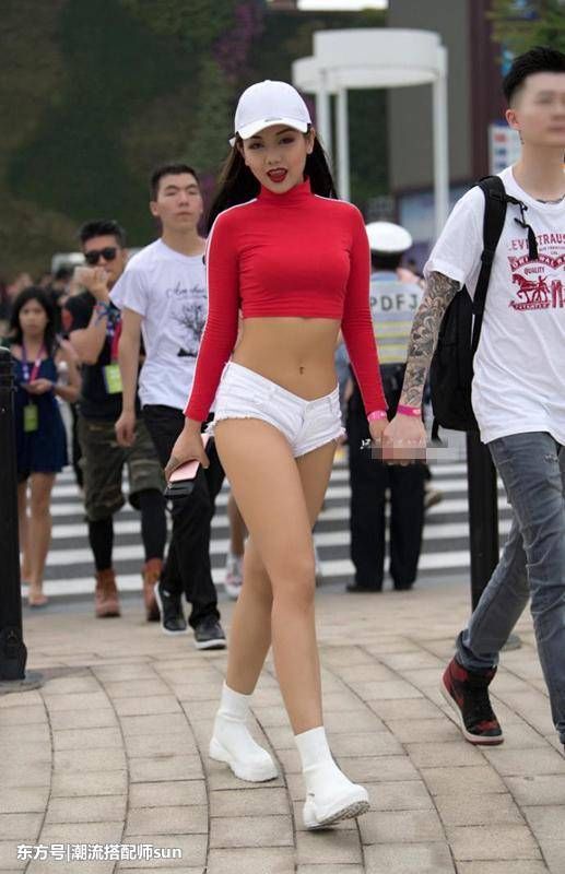 街拍:图1谢娜尴尬，衬衫绑腰间仍显胖!图2帅哥女朋友身材抢镜