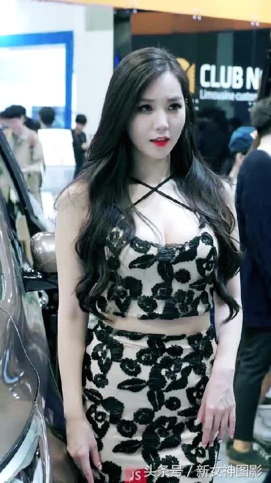 街拍美女：身材好的美女，穿什么都美！