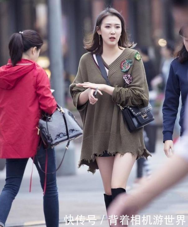 街拍：丰满小姐姐的吊带，勾勒出完美的曲线