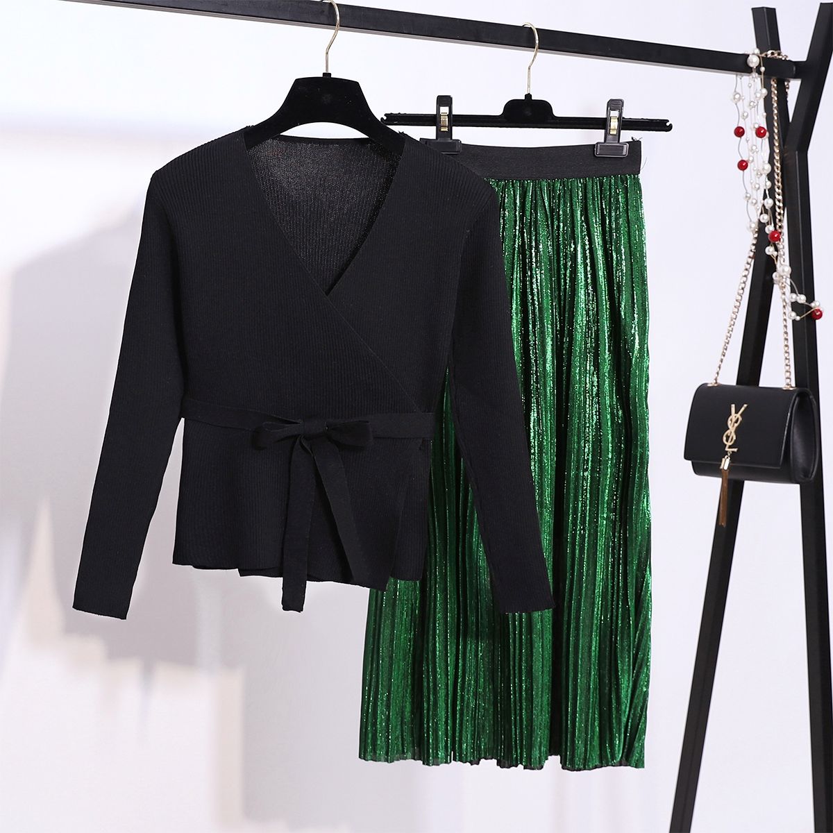 小姨33岁，从不紧身衣配短裙!只穿“小香风套装”，难怪美嫩