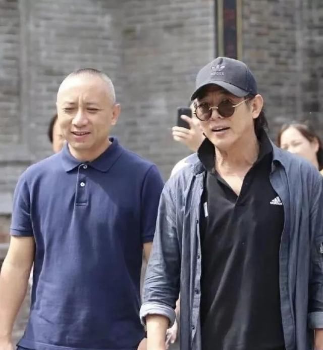 『 同现』甄子丹也56岁，二人同现电影红毯，差距不是一般的大，李连杰56岁