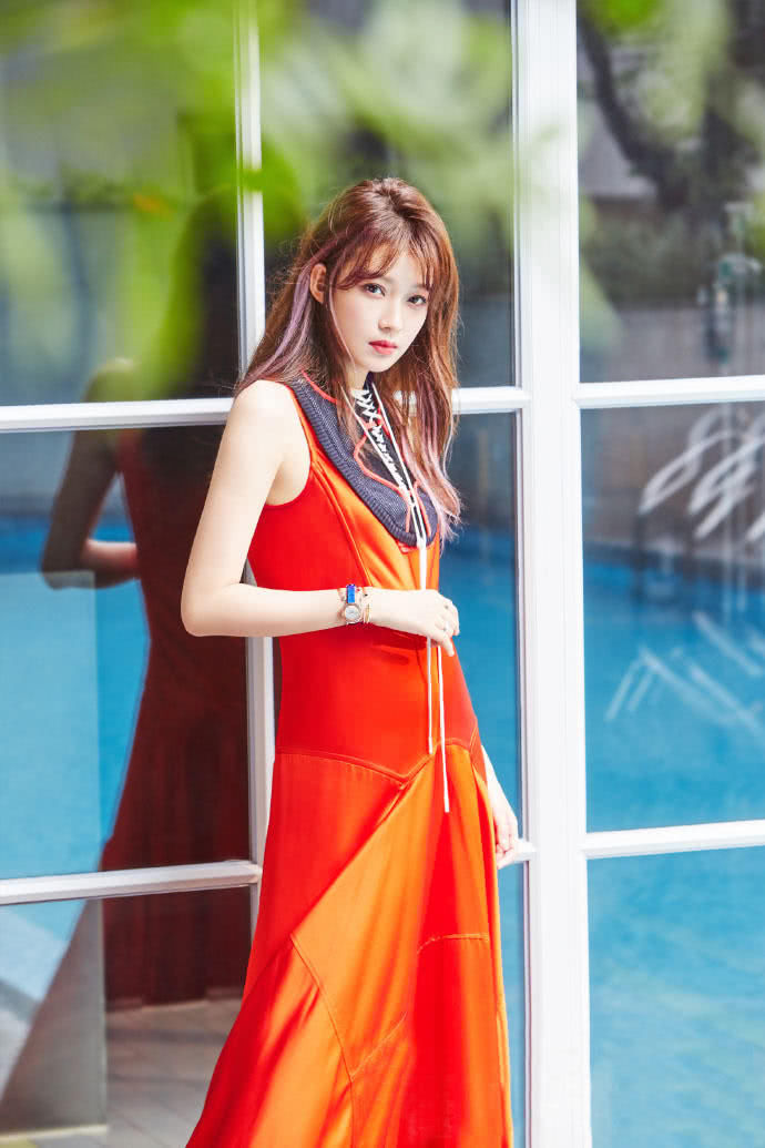 孙怡穿蕾丝吊带裙，下半身搭配鞋子简直不能看!