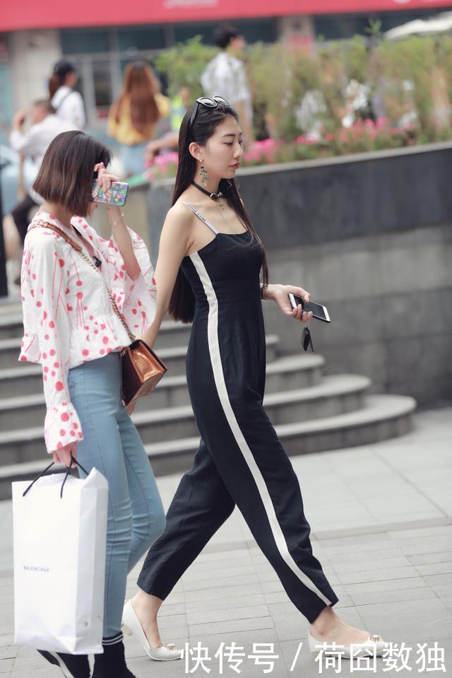  【美女】路人街拍，靓女很有韵味，穿上蓝色的经典牛仔裤，很是性感