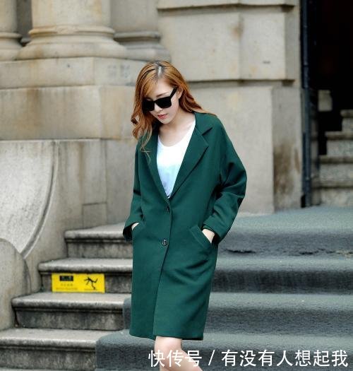 路人街拍，小姐姐气质清新靓丽，搭配灰色连衣裙，看上去魅力十足