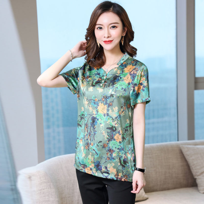 去趟香港，53岁老妈连买三件真丝裙，上身高贵优雅，看像30岁