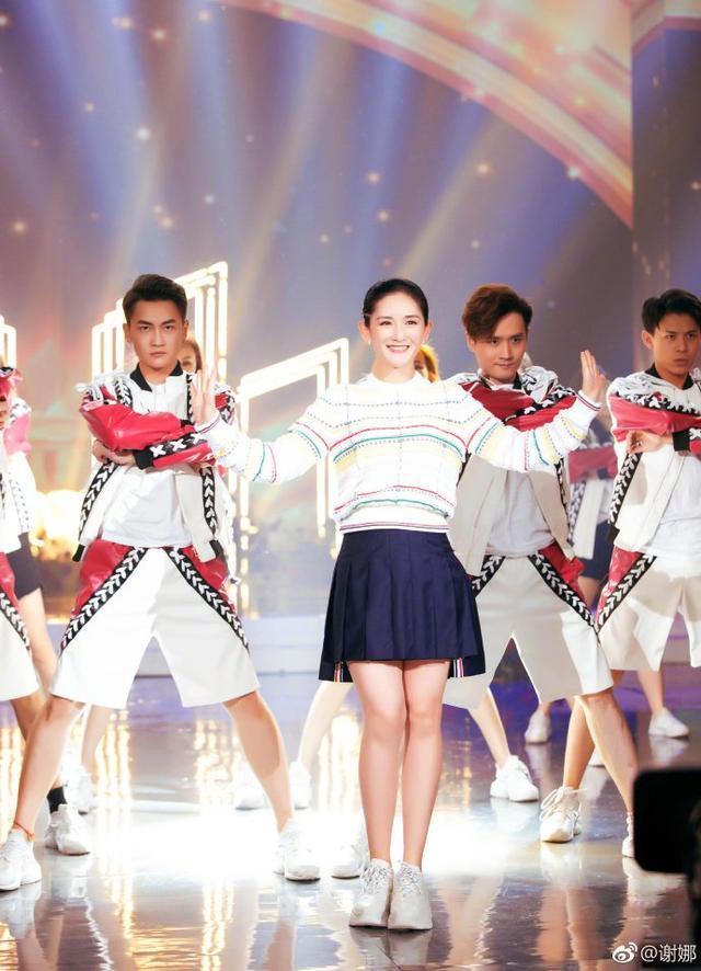 谢娜穿粉裙仙气十足, 鞋子穿不对, 变“跑偏版花仙子”!