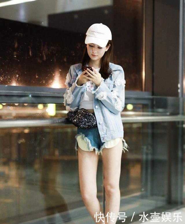 乔欣为显腿长太拼了吧,拼接短裤玩时尚,撞衫刘诗诗却输惨了!