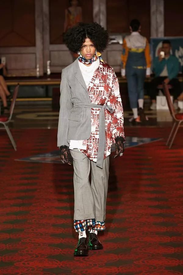 在唐人街的中餐馆打麻将，中式旗袍和解构西装完美结合，打造最中