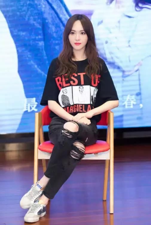 唐嫣的包包要成精了，把“面条”用“铁丝”绑着，这是饿了?