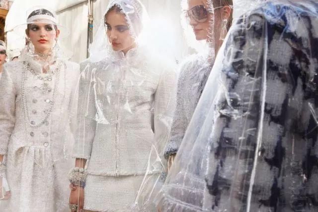 昨天的塑料袋你爱搭不理，今天的塑料袋只有时髦女孩看得起