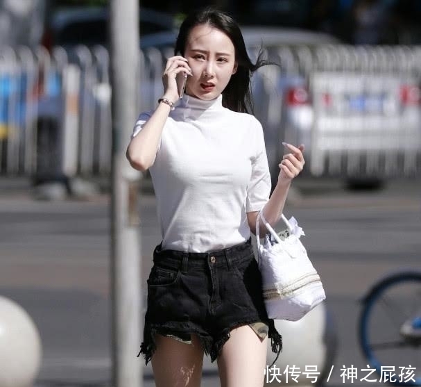 【不料】这位姐是买不起热裤吗自己“剪”出内口袋,不料开创新潮穿法