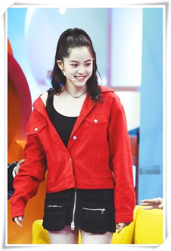 欧阳娜娜穿超短裙，腿是长了几公分，可一坐下就尴尬了！