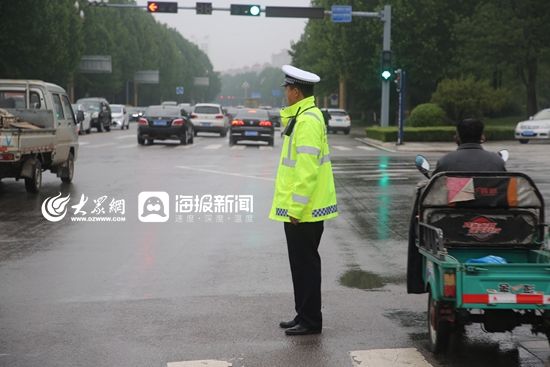 荧光@寿光交警:那一抹荧光绿 扮靓风雨中的吹哨人