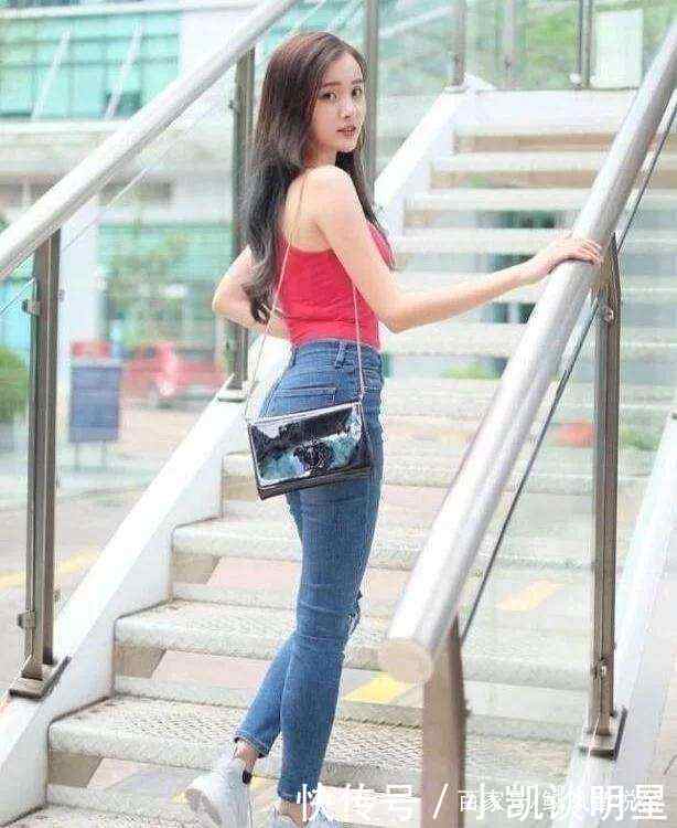 路人街拍：小姐姐一身瑜伽紧身服，将身材勾勒得凹凸有致