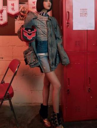 李溪芮厉害了！拖鞋加穿成高跟鞋，脚脖上的四条皮带太吸睛 网友