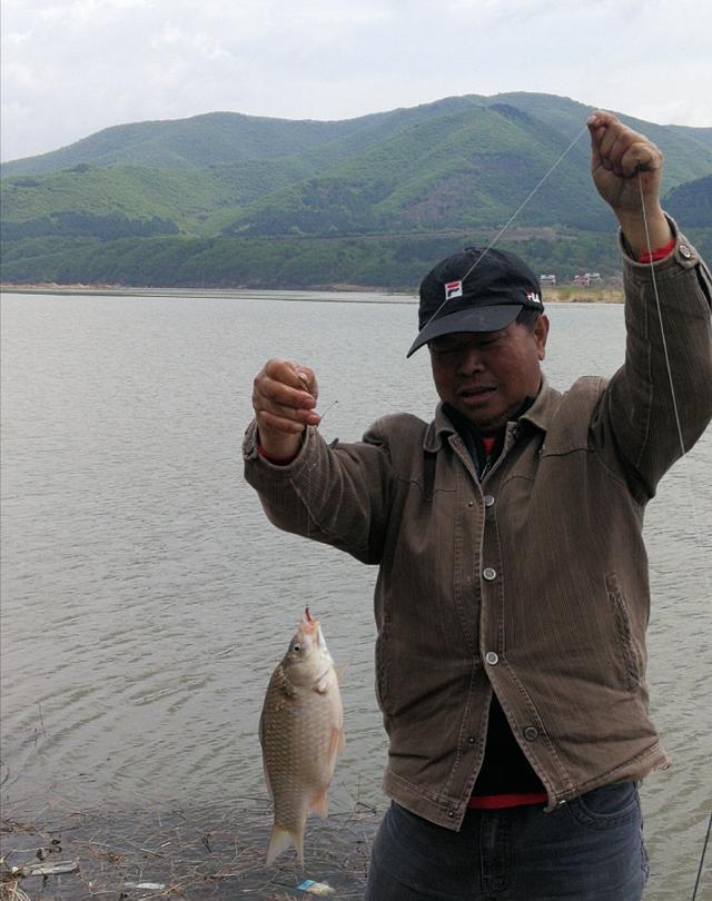 兰湖:母亲节延吉海兰湖垂钓,斤鲫拽走鱼竿很嚣张