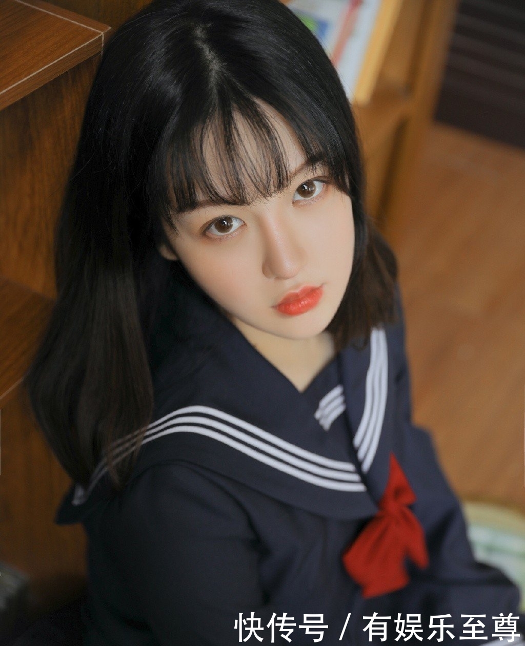  「美女」黑色校园制服清纯美女含情脉脉私房写真