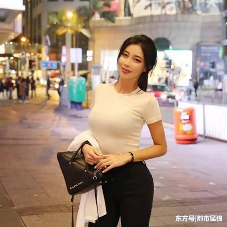 街拍：黑色紧身裤, 搭配上白色的修身短袖, 秀出好身段