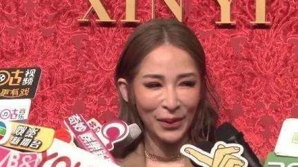 萧亚轩脸被打回原型，颜值垮掉了，路人都嫌弃！