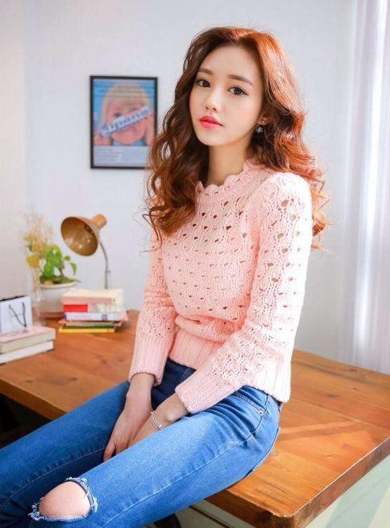 气质纯美的牛仔裤美女，充满青春时尚，衬托曼妙身材