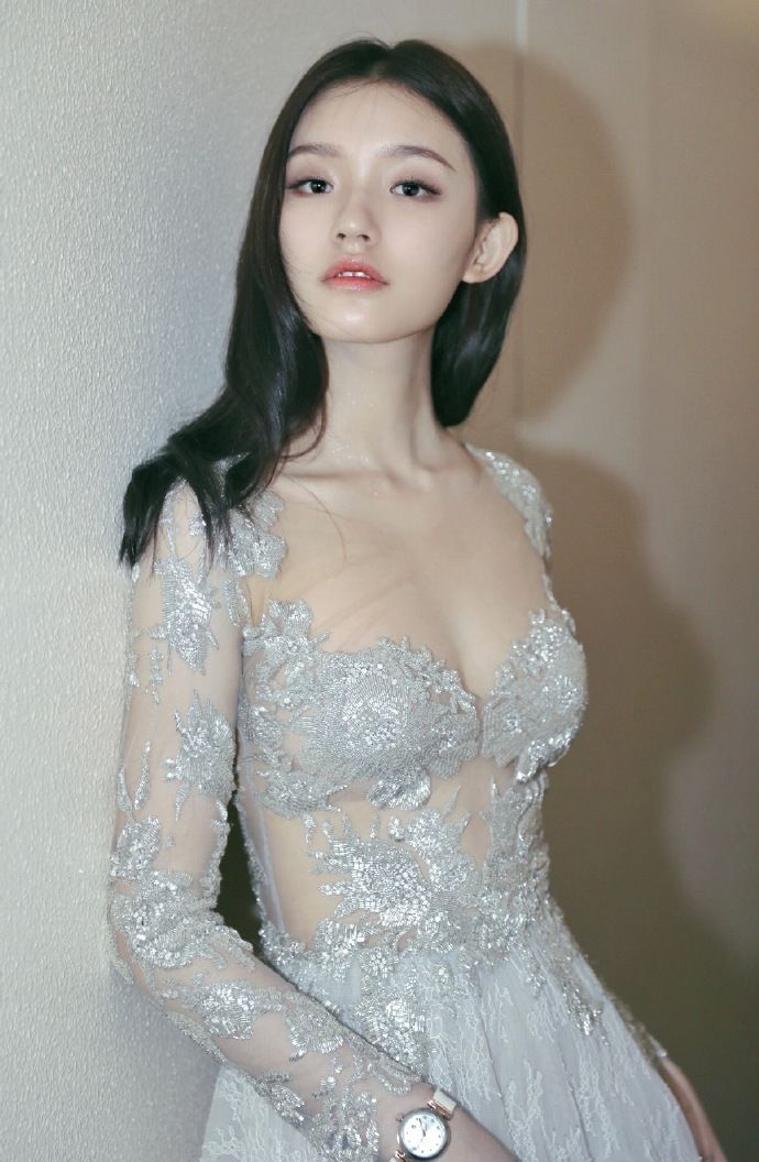 林允在网上晒出一组美照，22岁的她秀出了一丝成熟的风范