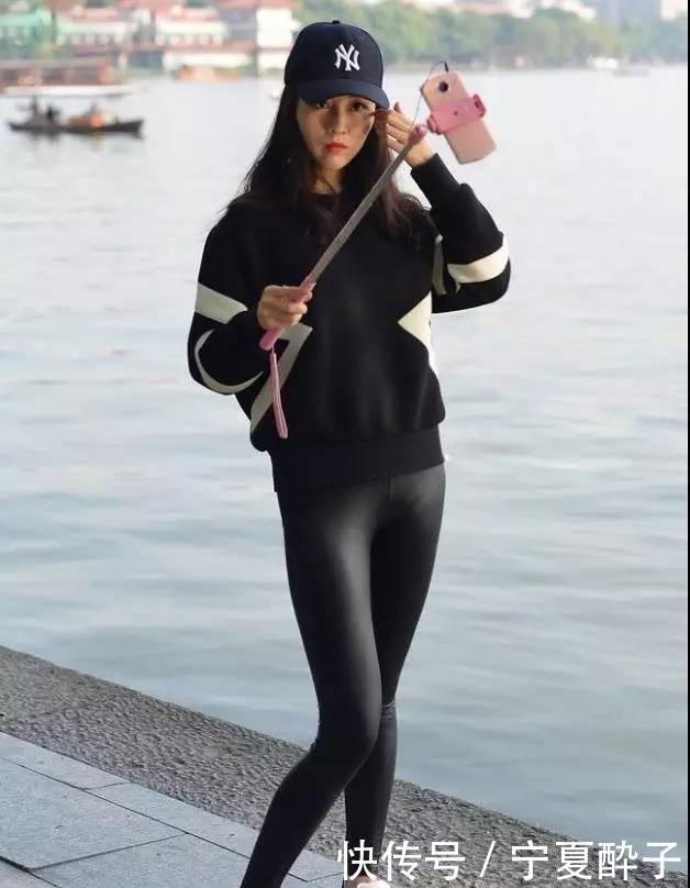 皮裤■在湖边靓丽自拍，多了几分迷人！，街拍：穿黑色皮裤的性感女孩
