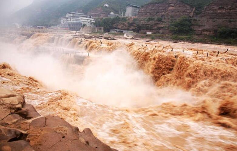 世界上环境最差的河流，一条在中国，另外一条却被当地人称为圣河