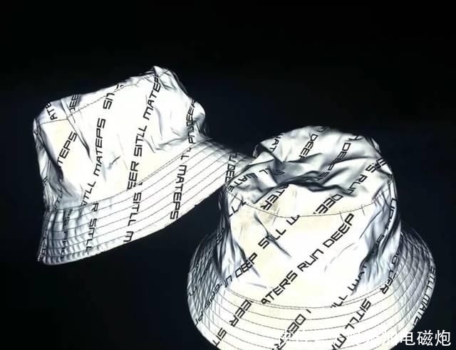  「反光设计」最时髦的人都在穿这件衣服