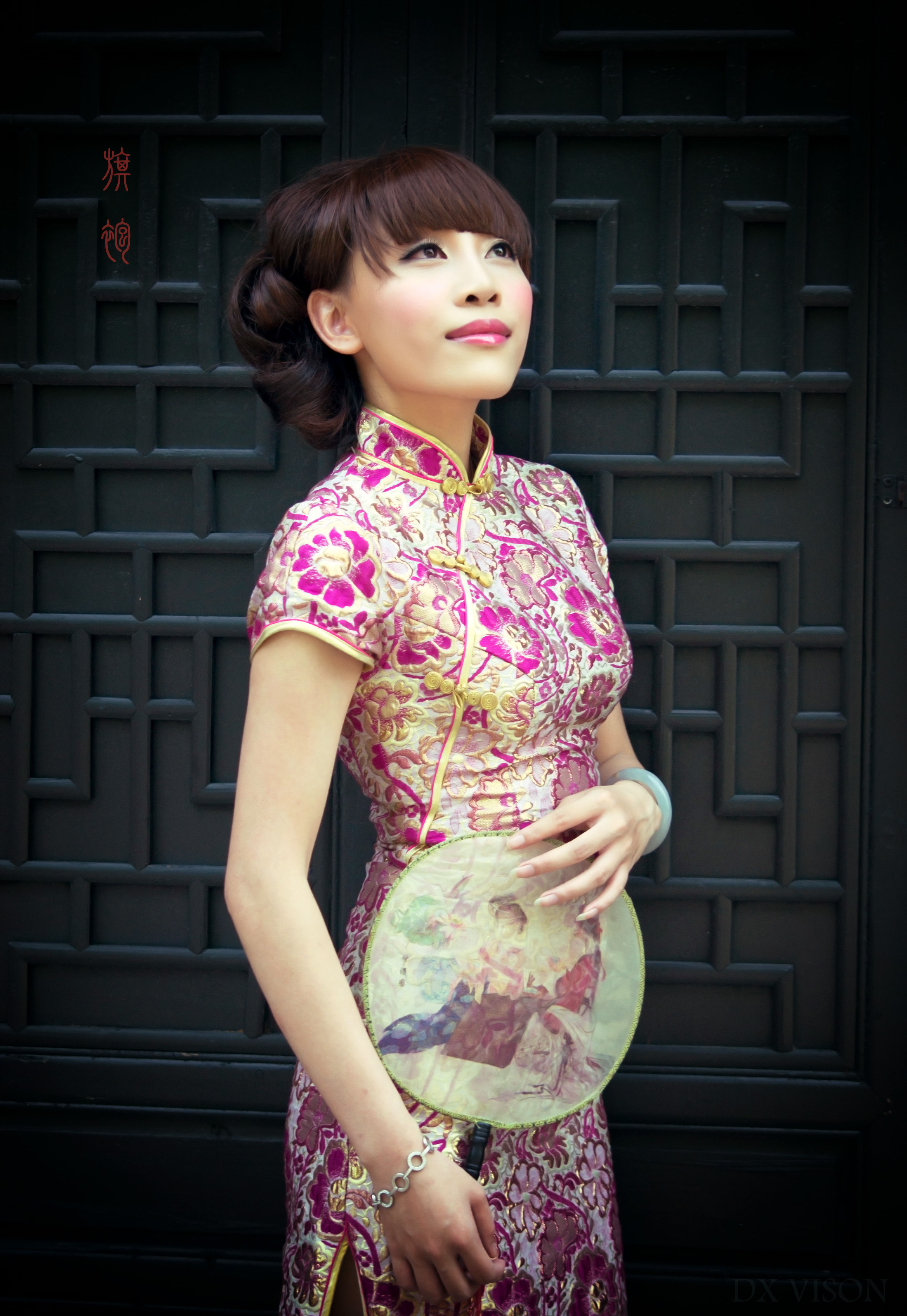 街拍旗袍美女很有气质,古典与时尚并存,美女很漂亮,身材非常好