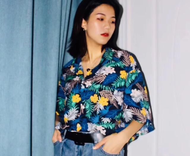  「展现出」单眼皮女生的港式穿搭!复古连衣裙气质绝佳,穿越回80年代当美女