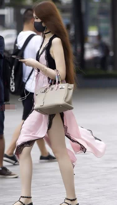 粉嫩少女开叉裙小秀美腿，微风吹过长裙，性感若隐若现