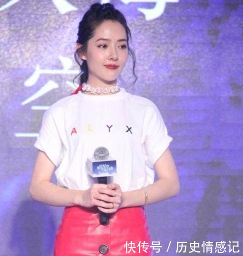 33岁郭碧婷真敢穿！开叉裙直接开到腰，网友有长腿就是能开高