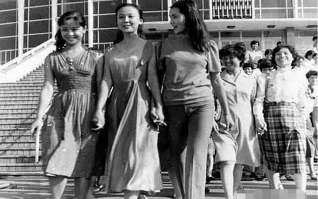 老照片：90年代的重庆美女，气质不输当代女生