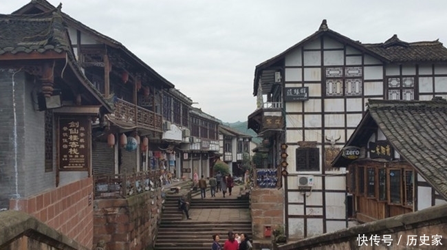 一座2000多年的村西古镇，里面古榕树树冠20余米宽，美食也不少！