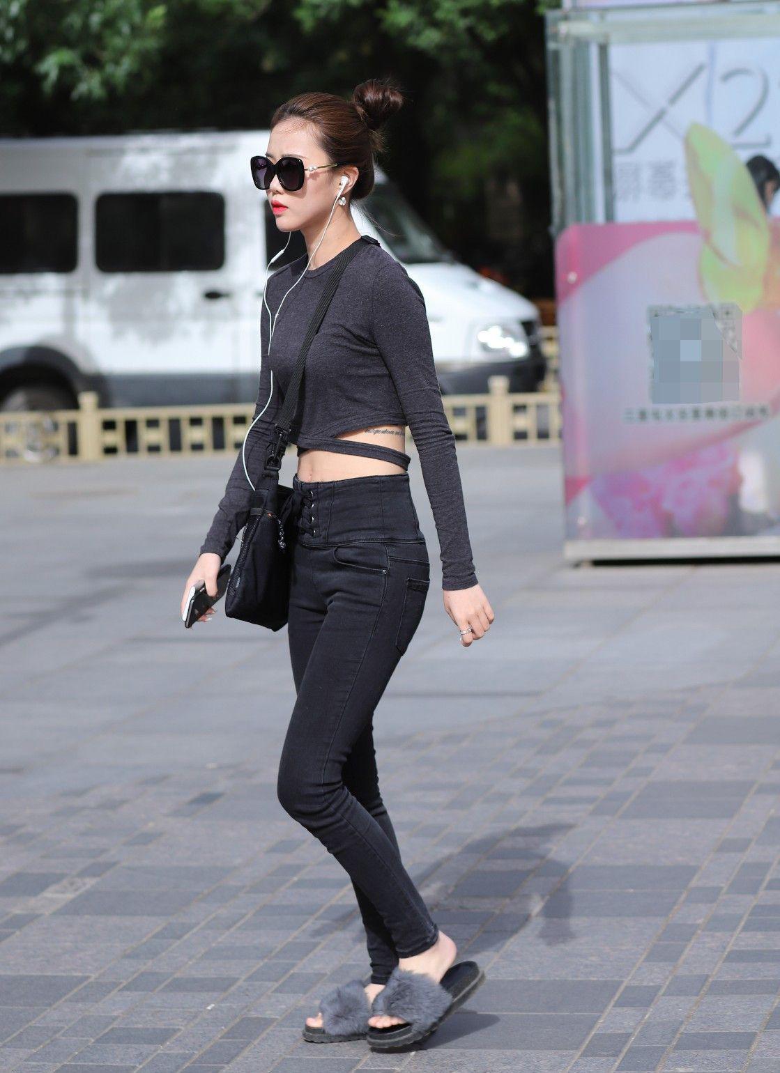 街拍：小姐姐厉害了！灰T恤搭牛仔裤穿在她身上也可以那么性感！