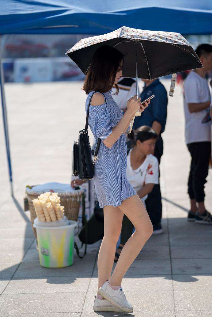 重庆街拍，姿态优美的连衣裙美女，气质十足，满满的女人味！