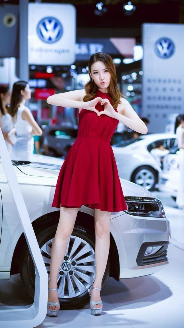 红衣连衣裙大长腿车模，不仅人美，笑起来也那么甜美!